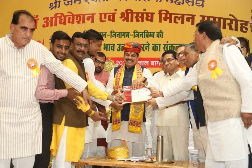 समाज को अनुशासित करने में संतों की महती भूमिका