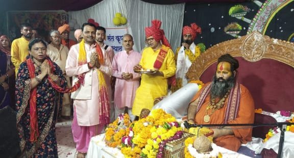 गले में तुलसी और माथे पर तिलक भगवान को प्रिय: राधेश्याम महाराज