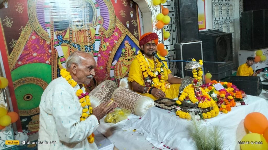 इंद्र के घमंड को तोड़ने भगवान ने गोवर्धन पर्वत उठाया, लगे 56 भोग