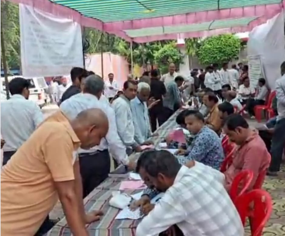 नेशनल लोक अदालत में नगर पालिका का पोर्टल ठप होने से लोग रहे परेशान