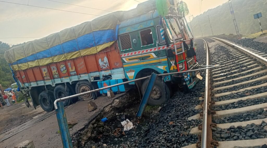 जरुआखेड़ा रेलवे फाटक 11 पर बेकाबू ट्रक ने दो वाहनों को टक्कर मारते हुए रेलवे गेट को तोड़ा