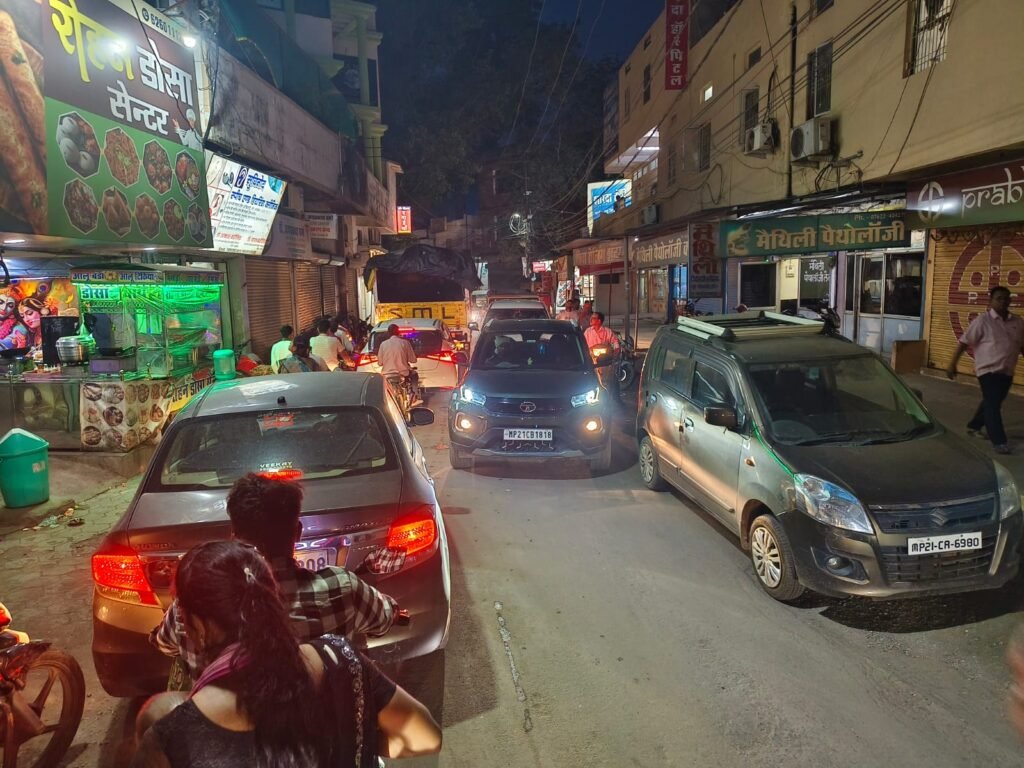 आदर्श कॉलोनी में अस्पतालों की अव्यवस्था से संक्रमण फैलने का खतरा