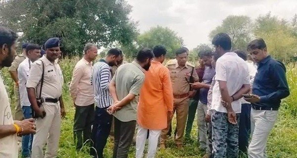 डकैतों ने डराकर परिवार को बंधक बनाया…फिर की लूट