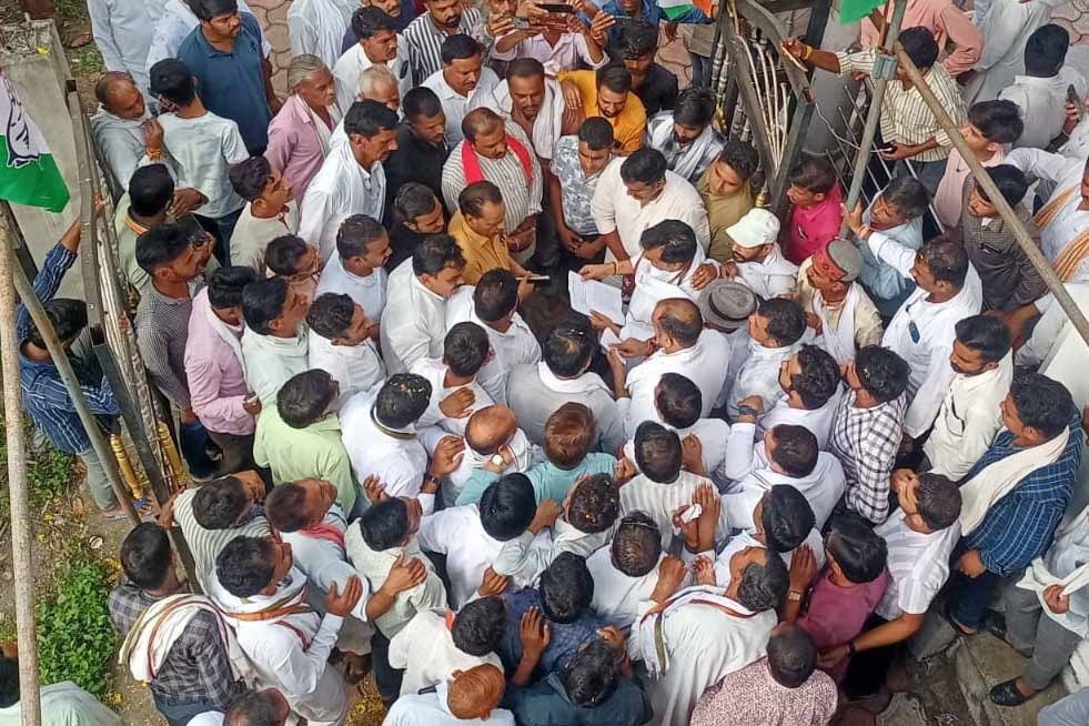 गौवंश की दुर्दशा पर कांग्रेस ने सौंपा ज्ञापन
