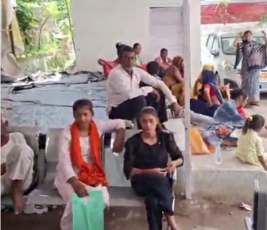 आधार केंद्र की कमी से लोग परेशान, घंटों लाइन में लगने के बाद भी काम नहीं हो रहे