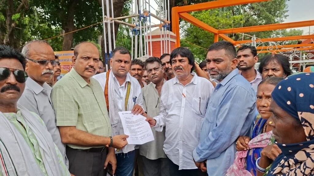 कर्मचारियों ने पार्षदों के साथ मिलकर निगम मुख्यालय के गेट पर जड़ा ताला