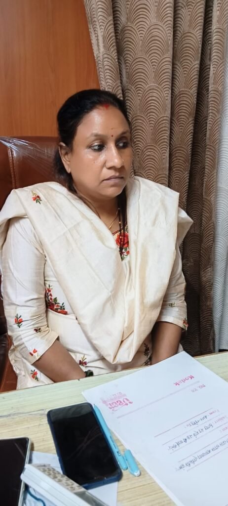 पांच हजार की रिश्वत लेते महिला सहायक को लोकायुक्त ने दबोचा