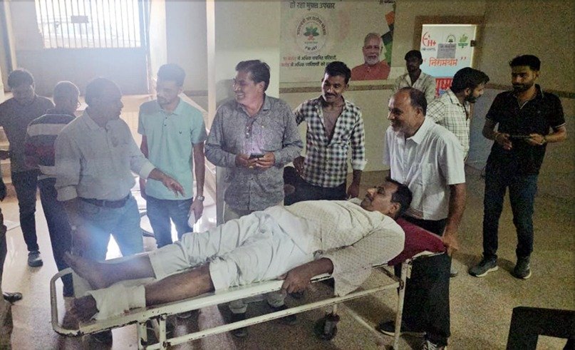 धोबी चौराहा क्षेत्र में ट्रक ने बाइक सवार को रौंदा, मासूम बच्ची बाल-बाल बची
