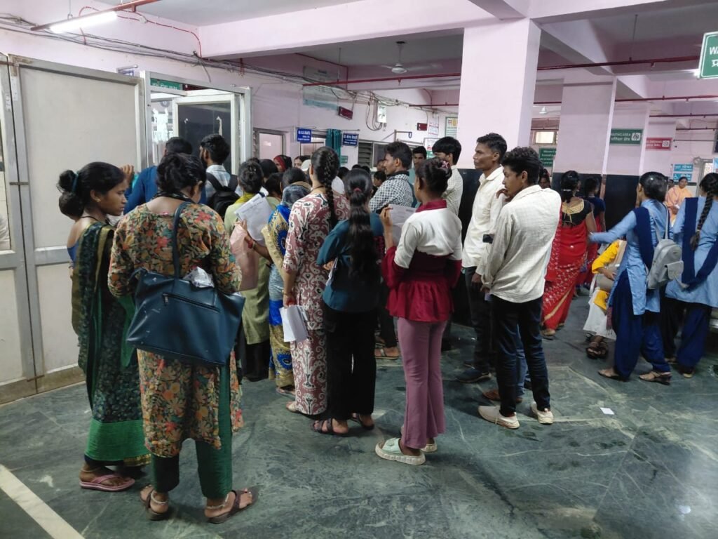 मौसमी बीमारियों का कहर, जिला अस्पताल में बढ़ी मरीजों की भीड़