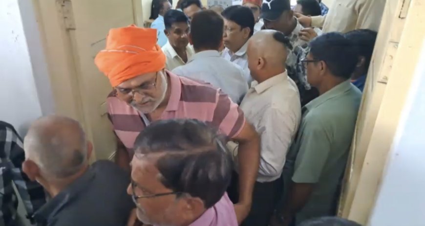 रादुविवि: बैठक के बीच जा घुसे आंदोलित कर्मचारी