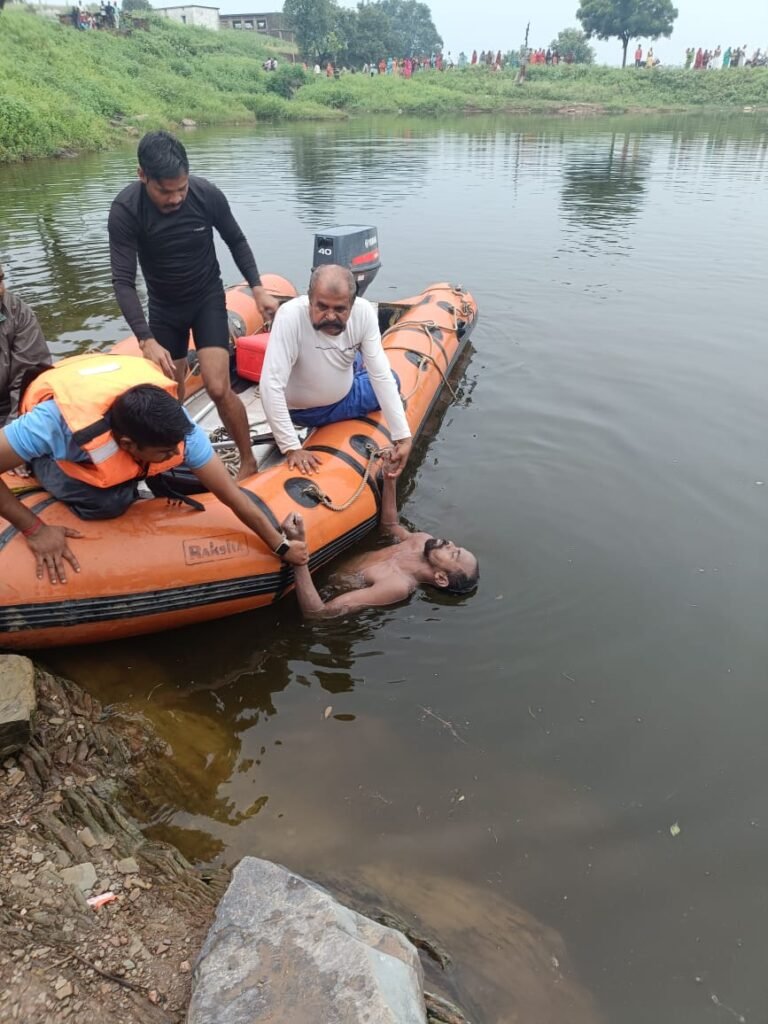तलाब में नहाते समय डूबने से युवक की गई जान
