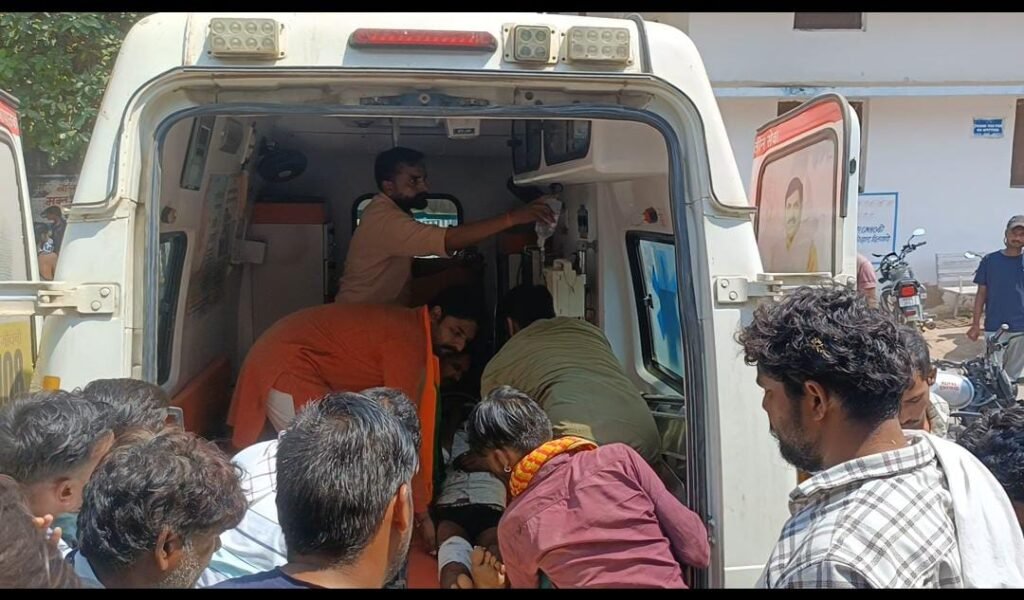 सड़क हादसे में दो लोग गंभीर रूप से घायल