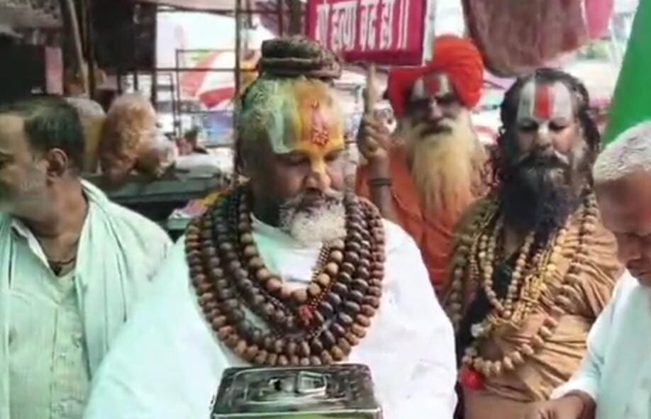 गौ माता को न्याय दिलाने के लिए कंप्यूटर बाबा ने मांगा दान