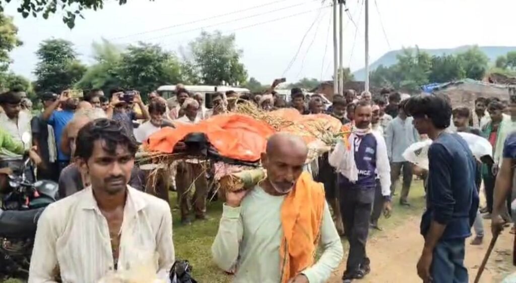 दोहरा हत्याकांड: पत्नी एवं पुत्र को पति ने दी मुखाग्नि