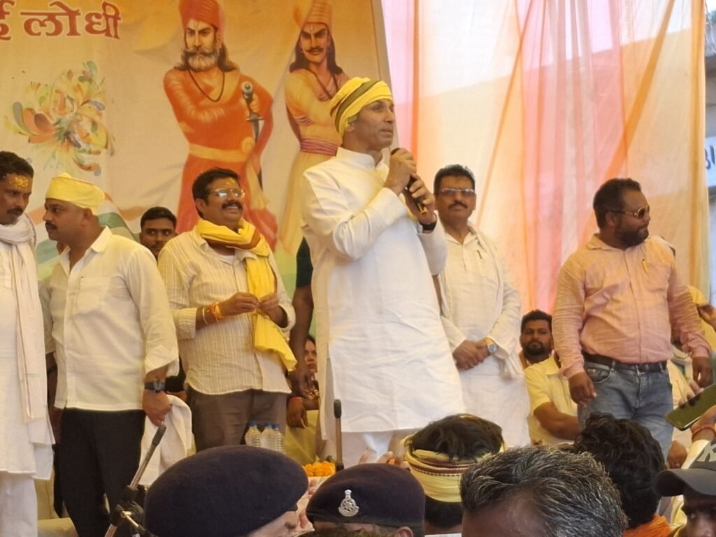 भाईचारा सम्मेलन : पटवारी ने बुजुर्गों के पैर धोकर दिया सामाजिक सद्भाव का संदेश