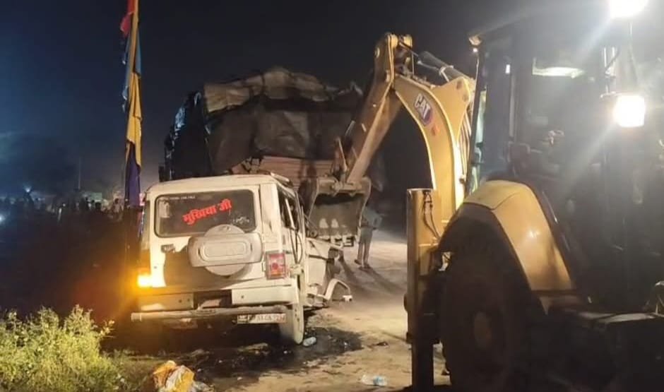 खड़े ट्रक में घुसी बोलेरो, 3 की मौत,3 गंभीर
