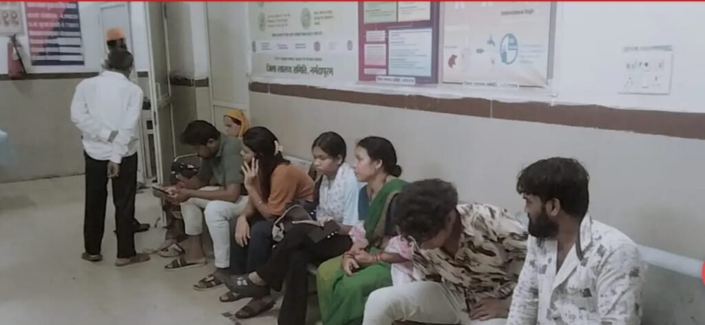 पागल कुत्ते का खौफ : 20 से ज्यादा लोगों को काटा, अस्पताल में लगी पीड़ितों की भीड़