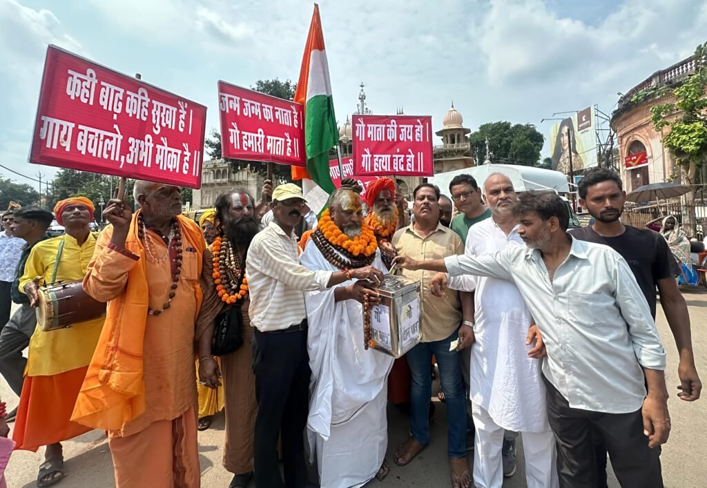 कंप्यूटर बाबा ने मांगी भिक्षा, साधुओं ने बजाए वाद्ययंत्र