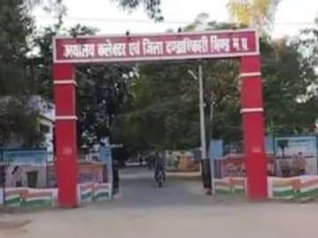 कलेक्टर ने सचिव पर गिराई निलंबन की गाज़