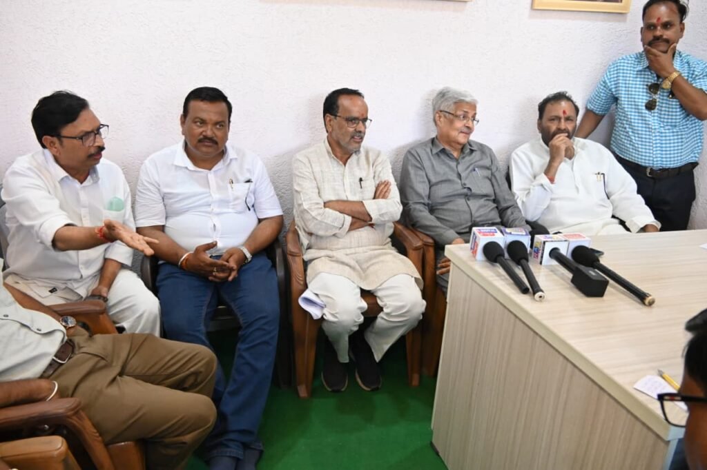 नप अध्यक्ष के खिलाफ कांग्रेस लाई अविश्वास प्रस्ताव, आरोप जनता के पैसे का बंटाढार किया