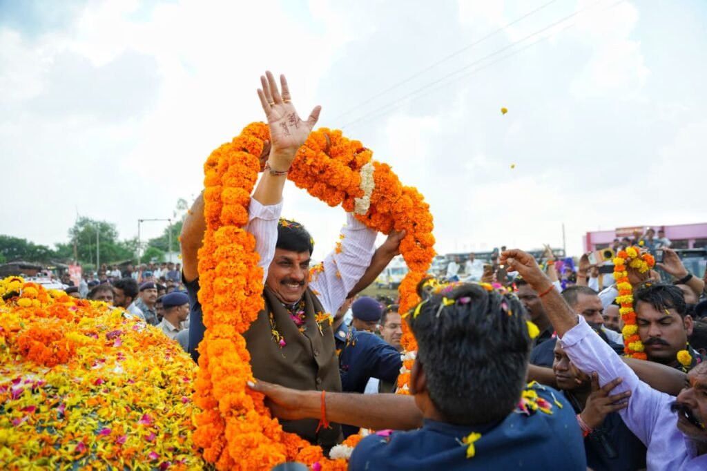 भव्य स्वागत: जेसीबी से फूल बरसाए, मोदी की तारीफ और कांग्रेस पर CM ने कसा तंज