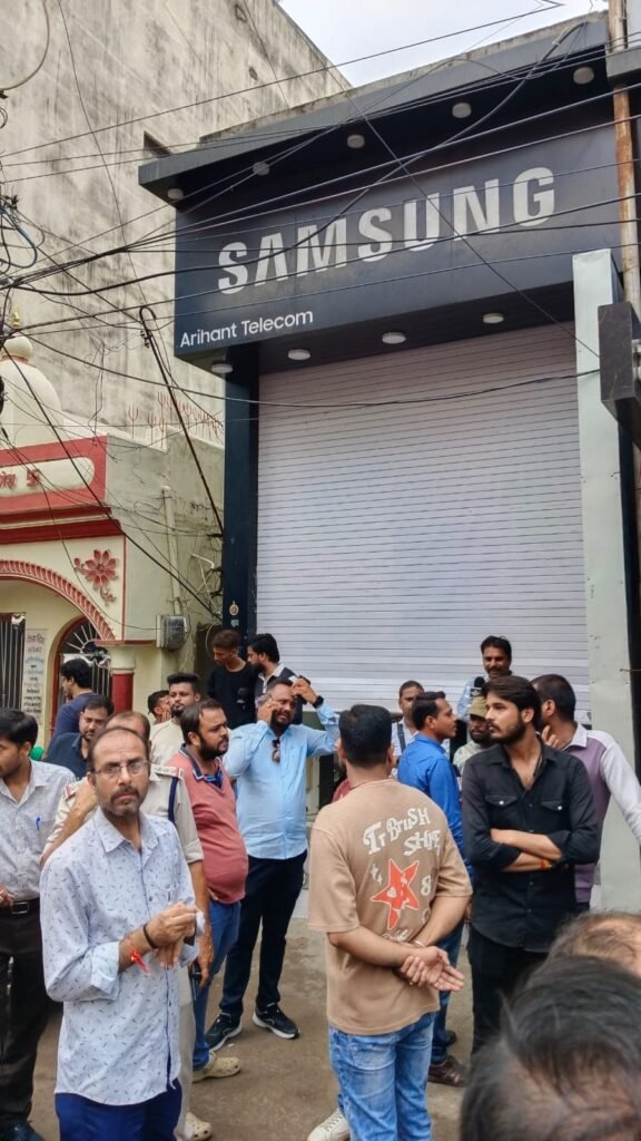 बदमाशों का नई सडक़ मोबाइल दुकान पर धावा, 35 लाख के मोबाइल चोरी, व्यापारियों का चक्का जाम