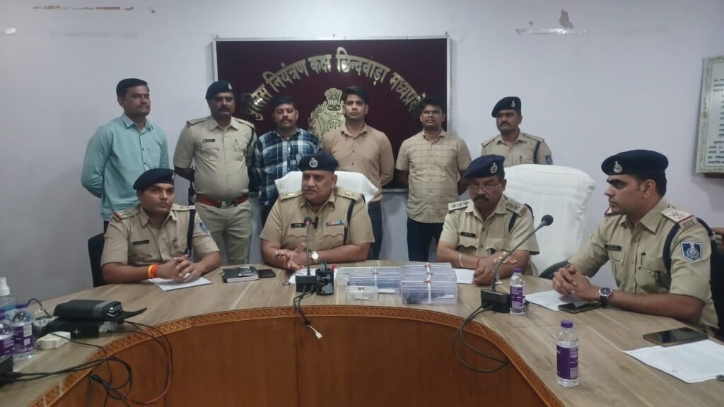 तीन युवकों से चार पिस्टल और 35 जिंदा कारतूस बरामद