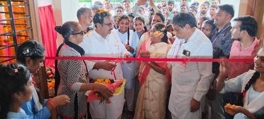 मंत्री शाह ने छात्रावास भवन का लोकार्पण और सीसी रोड का भूमिपूजन किया