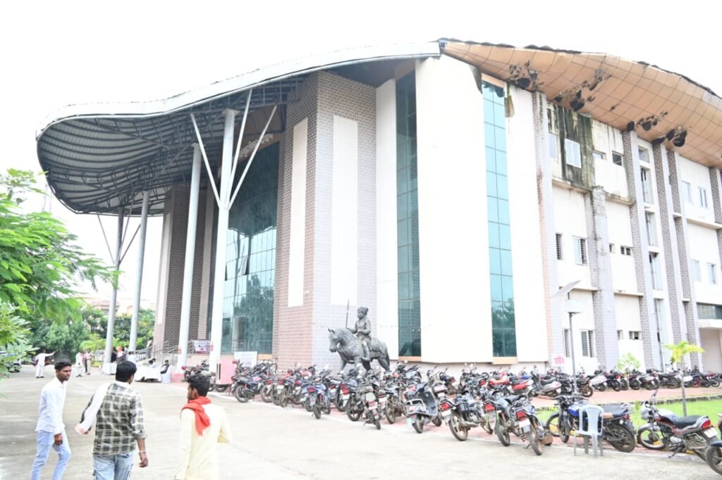 संकट में ऑडिटोरियम: लापरवाही और राजनीतिकरण ने बिगाड़ा स्वरूप