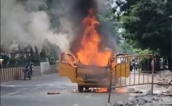 नगर निगम की कचरा गाड़ी में आग, दमकल ने काबू पाया