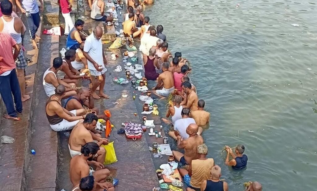 सर्वपितृ अमावस्या पर लोगों ने अपने पितरों को दी विदाई