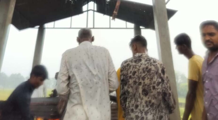 टूटी चद्दर के सहारे बरसते पानी में कराया शव का दाह संस्कार 