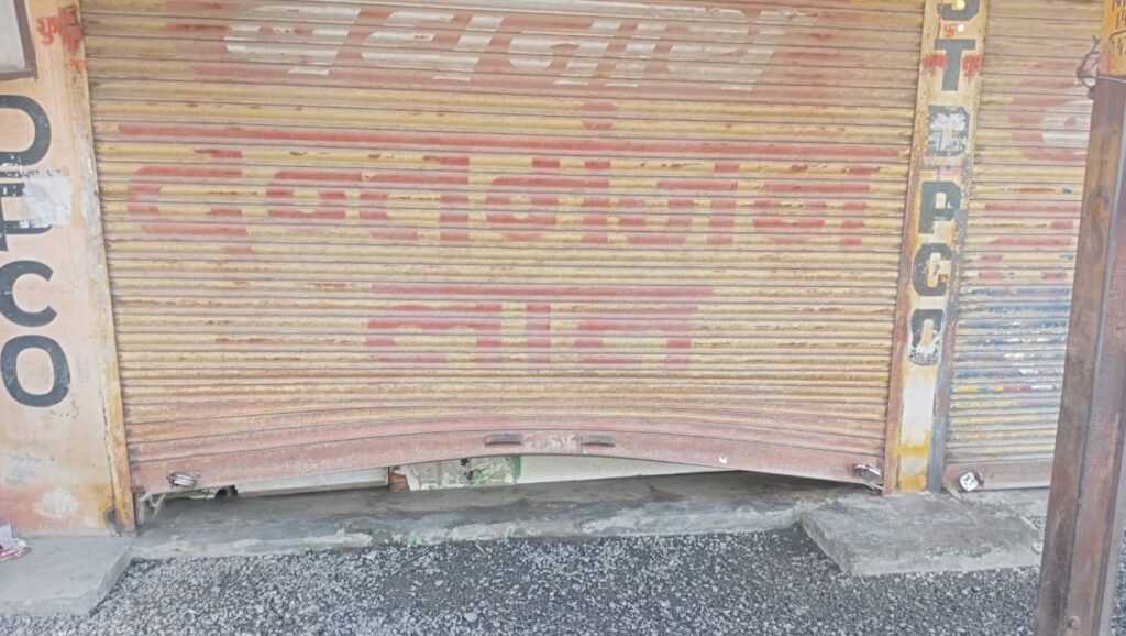 चोरों का आतंक: एक ही रात में मंदिर सहित तीन दुकानों में चोरी