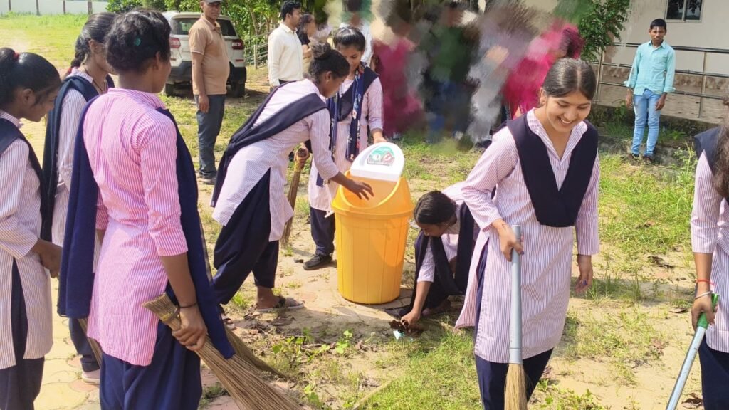 ज्ञान महाविद्यालय सीधी में स्वच्छता अभियान का आयोजन