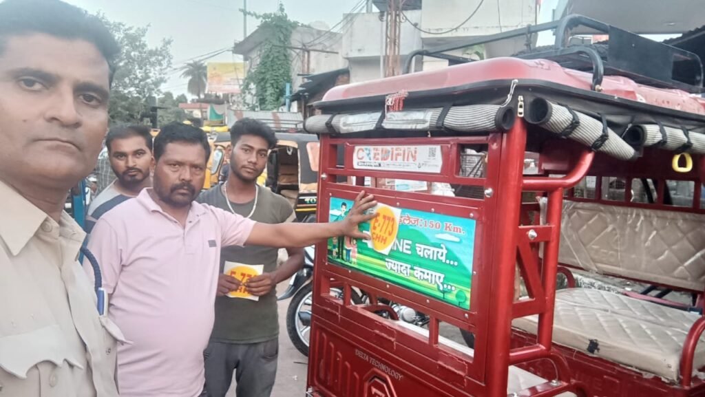 2000 से अधिक ऑटो और ई-रिक्शा पर लगाए गए सीरियल नंबर के स्टीकर