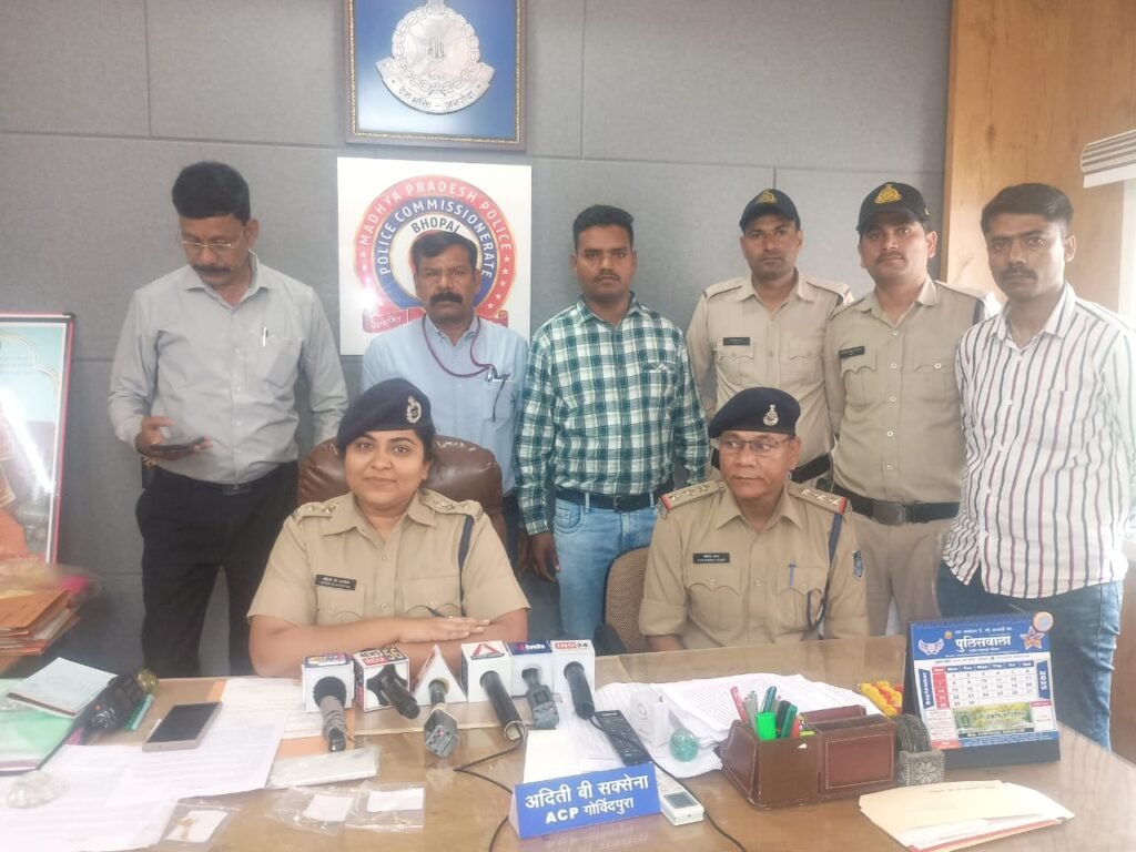 झपटमारी करने वाले दो नाबालिग गिरफ्तार, 10 लाख के जेवरात बरामद