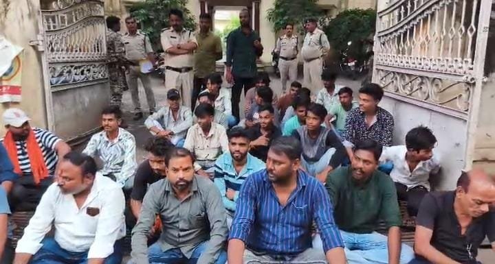 काली माता के अपमान के विरोध में बजरंग दल ने माधवगंज थाना घेरा