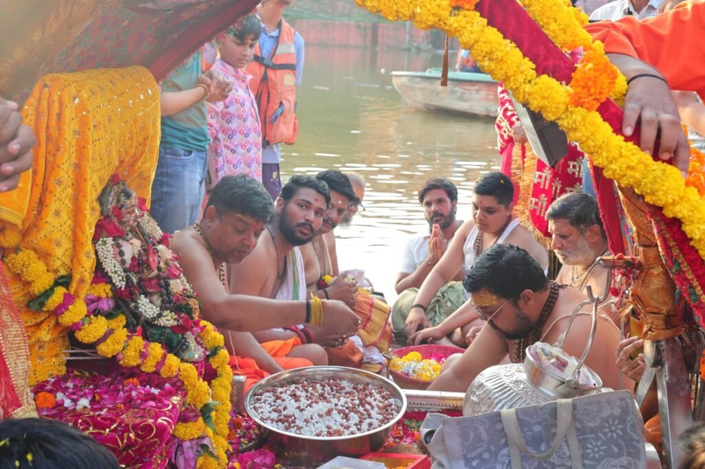 महाकाल से चांदी की पालकी में सवार होकर भक्तों को दर्शन देने निकली माता पार्वती