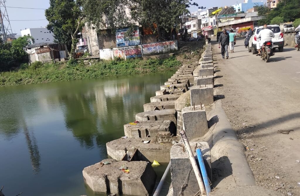 जोखिम : स्टॉप डेम में लबालब पानी, पुल पर नहीं रेलिंग