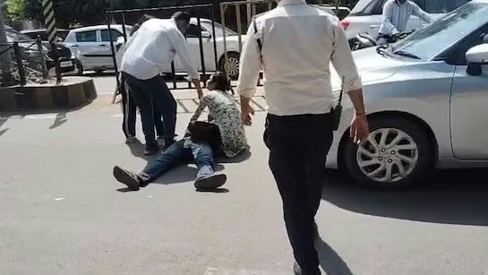 कार के सामने लेटा प्रेमी जोड़ा, आपस में भिड़े परिजन