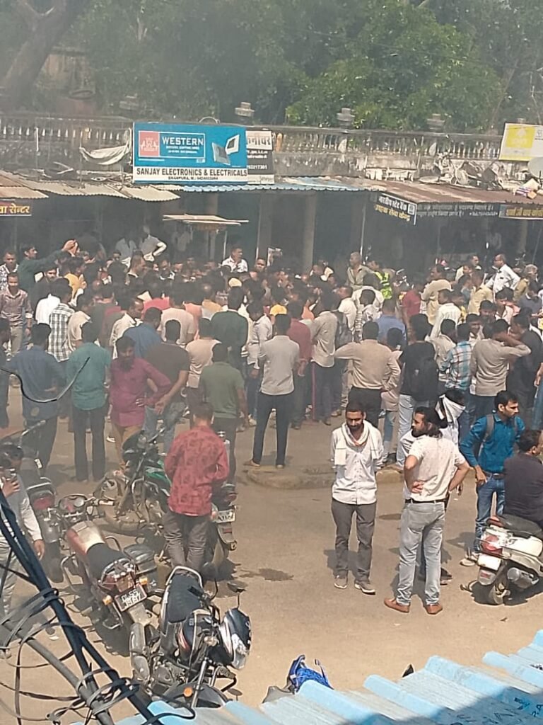 अतिक्रमण हटाने के नोटिस से भड़के दुकानदार, एक घंटे किया चक्काजाम