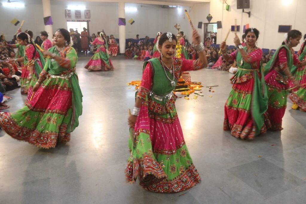 MLB कॉलेज में छात्राओं और टीचर्स ने किया गरबा