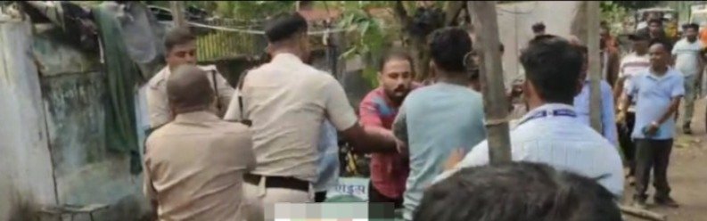 अवैध दुकान को हटाने की बात पर हंगामा, पुलिस कर्मियों से झूमाझपटी, संचालक ने मारने हाथ में उठाई सब्बल