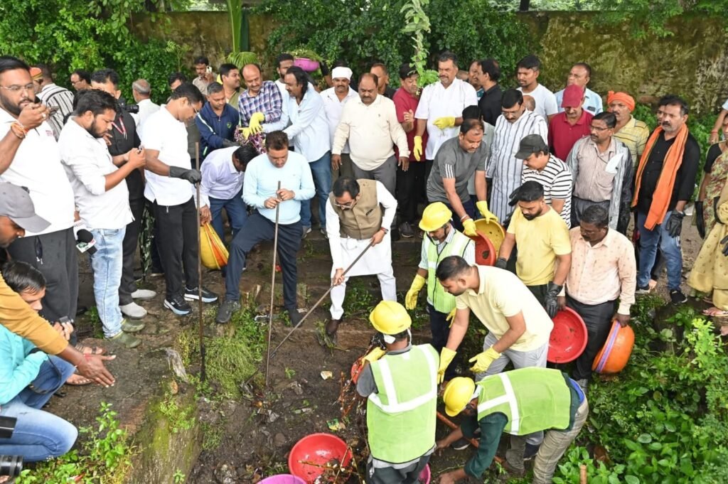 गंगासागर तालाब में श्रमदान कर लोक निर्माण मंत्री ने की सफाई