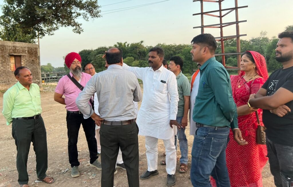 नपा टीम पहुंची मैदान पर, दशहरा मैदान का निरीक्षण कर जायजा लिया 