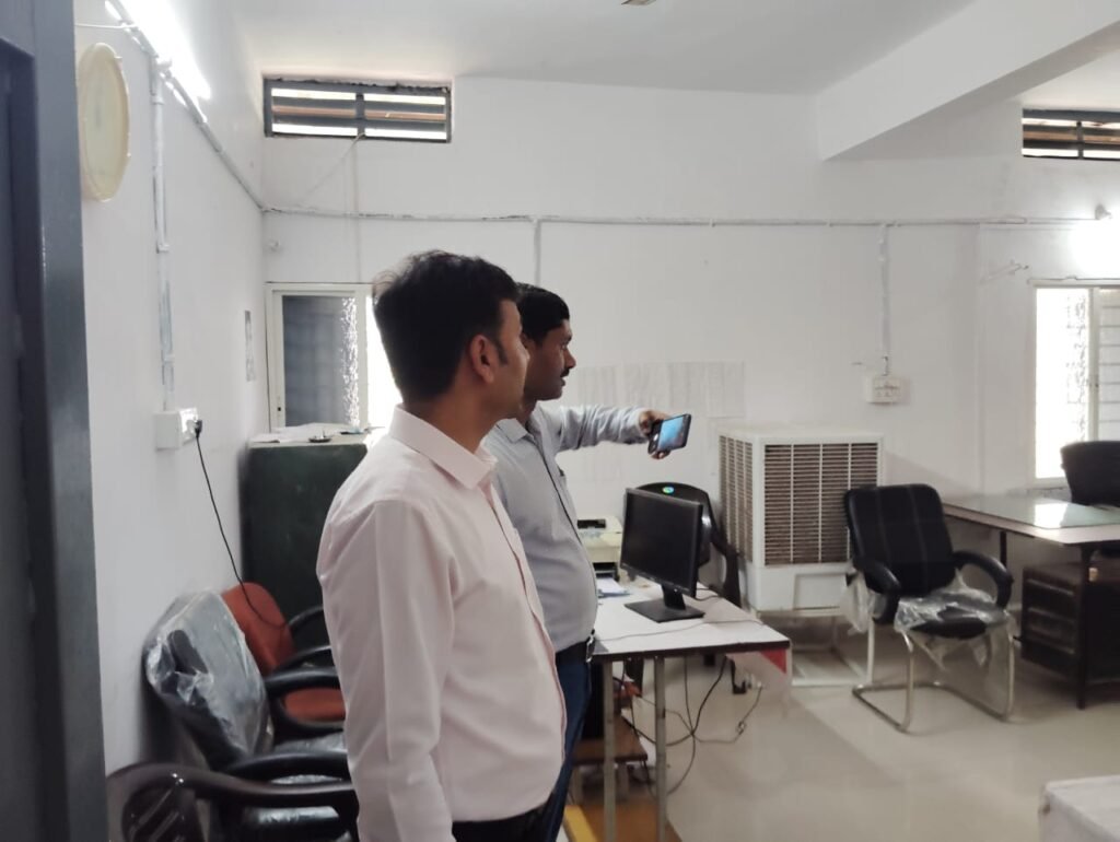 कमिश्नर ने इटारसी व केसला कार्यालयों का किया औचक निरीक्षण, कई अधिकारी-कर्मचारी मिले अनुपस्थित