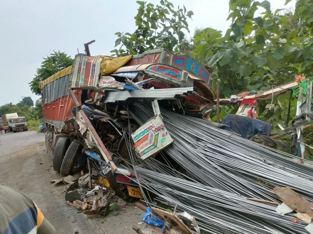 नेशनल हाईवे 30 पर भीषण हादसा अंजनिया के मेढाताल घाटी में ट्रक-ट्राला टक्कर, चालक की मौत 