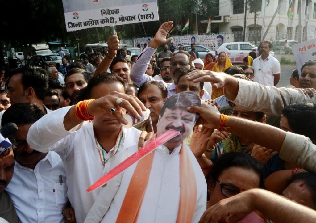 प्रदर्शन: विजयवर्गीय का बंगला घेरा, गंगा जल से की जुबान शुद्धि