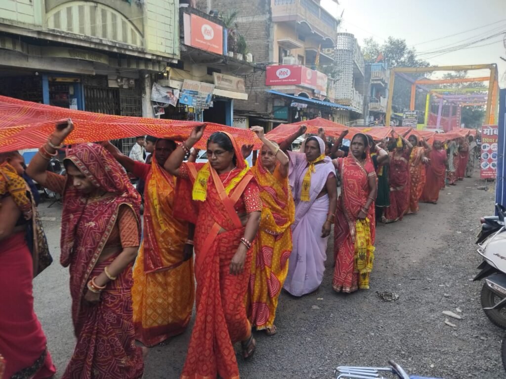 माँ वैष्णोदेवी के दरबार पहुंचे भक्त चुनरी लेकर