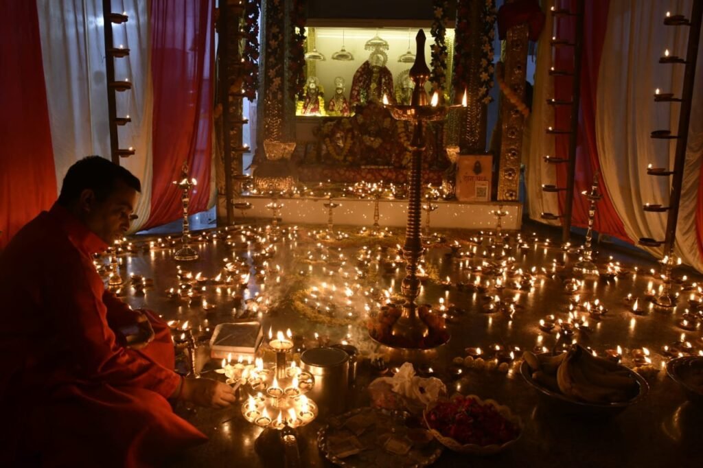 फतेहगढ़ शीतला माता मंदिर में दीपमहोत्सव का भव्य आयोजन
